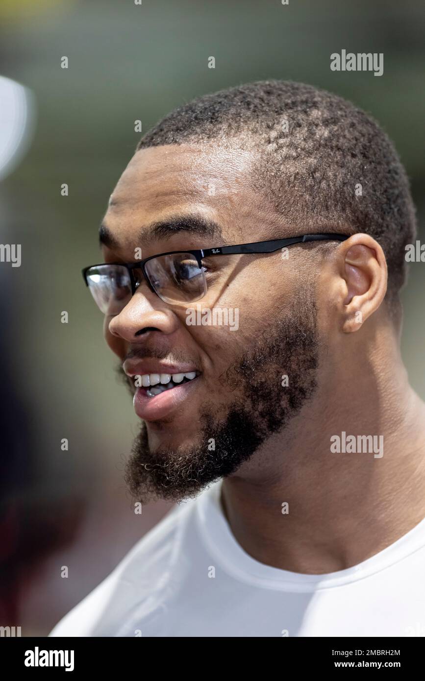 Former Alabama football player Evan Neal talks with the media at Alabama's NFL Pro Day, Wednesday, March 30, 2022, in Tuscaloosa, Ala. (AP Photo/Vasha Hunt) Banque D'Images