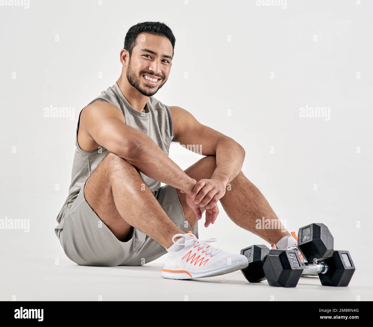 Soyez la personne qui travaille le plus dur dans tout ce que vous faites. Portrait en studio d'un jeune homme musclé posant avec des haltères sur un fond blanc. Banque D'Images