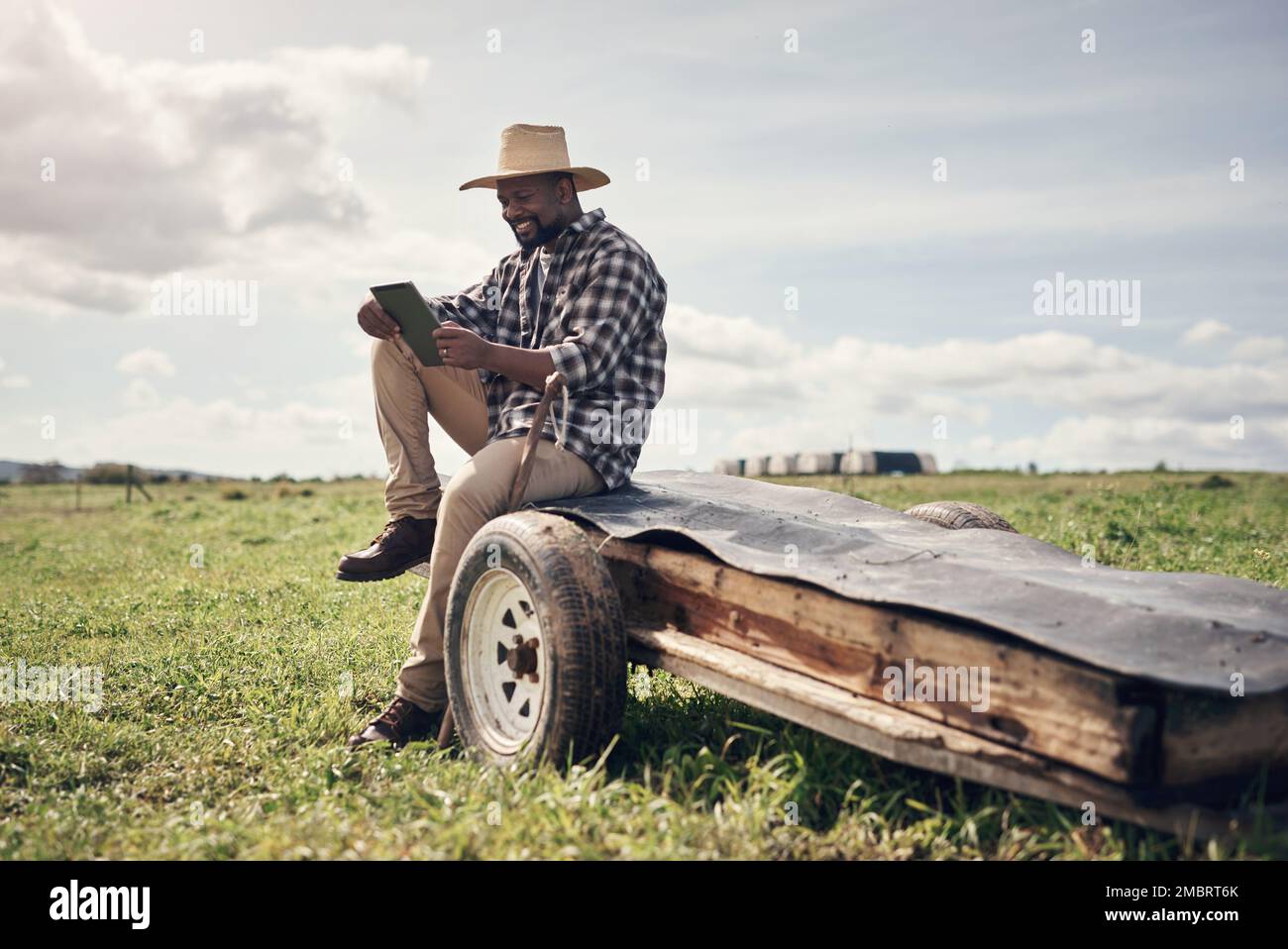 Si quelque chose a révolutionné l'industrie agricole, sa technologie numérique. homme mature utilisant une tablette numérique tout en travaillant sur une ferme. Banque D'Images