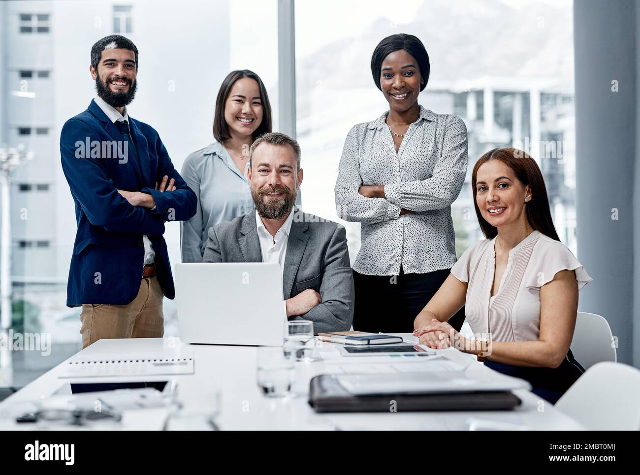 Une plus grande collaboration crée une plus grande valeur. Portrait d'un groupe d'hommes d'affaires ayant une réunion dans un bureau. Banque D'Images