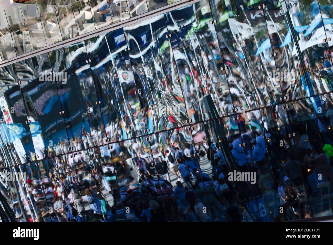 Melbourne, Australie, 21th janvier 2023. Les gens marchent à travers le site de l'Open de tennis australien Grand Chelem à Melbourne Park. Crédit photo: Frank Molter/Alamy Live News Banque D'Images