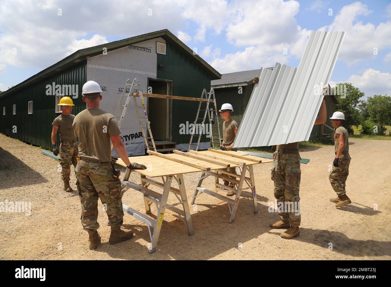 Des soldats de la Compagnie des Moines (Iowa), 389th Engineer Company de la Réserve de l'Armée de terre, travaillent sur un projet de troupes 21 juin 2022, au Camp courage de South Post à fort McCoy (Wisconsin). La compagnie a travaillé sur plusieurs projets pour améliorer le camp au cours de leur formation annuelle de 2022, y compris la mise en place d'une nouvelle voie d'évitement en métal sur de nombreux bâtiments. Les projets de troupes sont coordonnés par la Direction des travaux publics de fort McCoy et aident à améliorer l'infrastructure de l'installation tout en offrant de la formation aux unités de génie de l'Armée de terre. Banque D'Images