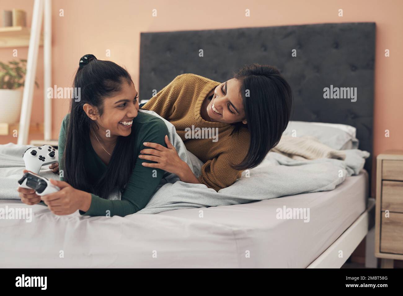On s'est toujours amusé quand on était ensemble. deux jeunes femmes jouant à des jeux vidéo à la maison. Banque D'Images