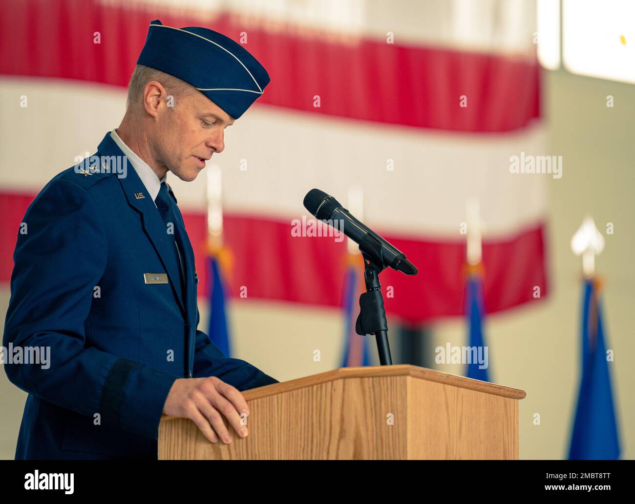 ÉTATS-UNIS Général de division de la Force aérienne Derek France 3rd le commandant de la Force aérienne prononce un discours lors de l'accession au commandement de la base aérienne de Ramstein, en Allemagne, au 22 juin 2022. La France a été commandée à l'Académie de l'Armée de l'Air des États-Unis en mai 1992, où il est devenu pilote de commandement avec plus de 2 900 heures de temps de vol dans les F-15, F-22 et F-16. Banque D'Images