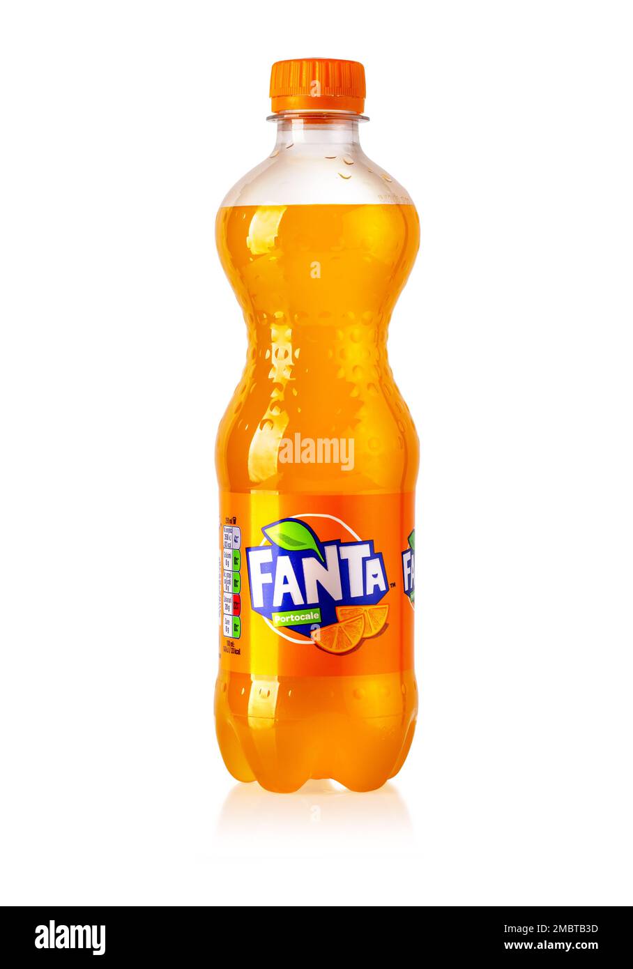 Chisinau, Moldavie -26 avril 2020: Bouteille de boisson orange Fanta faite par Coca Cola compagnie isolée sur fond blanc.avec passe-cheveux Banque D'Images