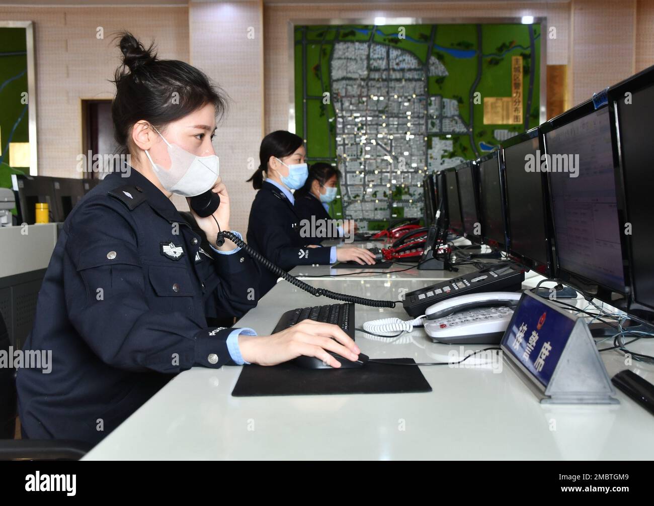 HANDAN, CHINE - 21 JANVIER 2023 - personnel du centre de commandement 110 du Bureau de sécurité publique du district de Yongnian à Handan, province de Hebei en Chine du Nord, 21 janvier 2023. (Photo de CFOTO/Sipa USA) crédit: SIPA US/Alay Live News Banque D'Images