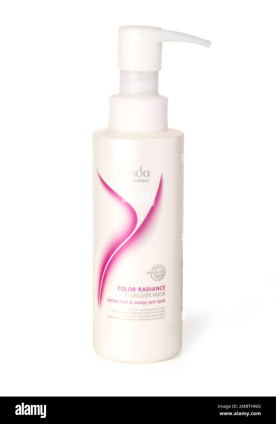 CHISINAU, MOLDAVIE - 06 mars 2016: LONDRES couleur radiance masc. Masque intensif de refaçonnage de cheveux de Londacare, isolé sur fond blanc Banque D'Images CHISINAU, MOLDAVIE - 06 mars 2016: LONDRES couleur radiance masc. Masque intensif de refaçonnage de cheveux de Londacare, isolé sur fond blanc Banque D'Images