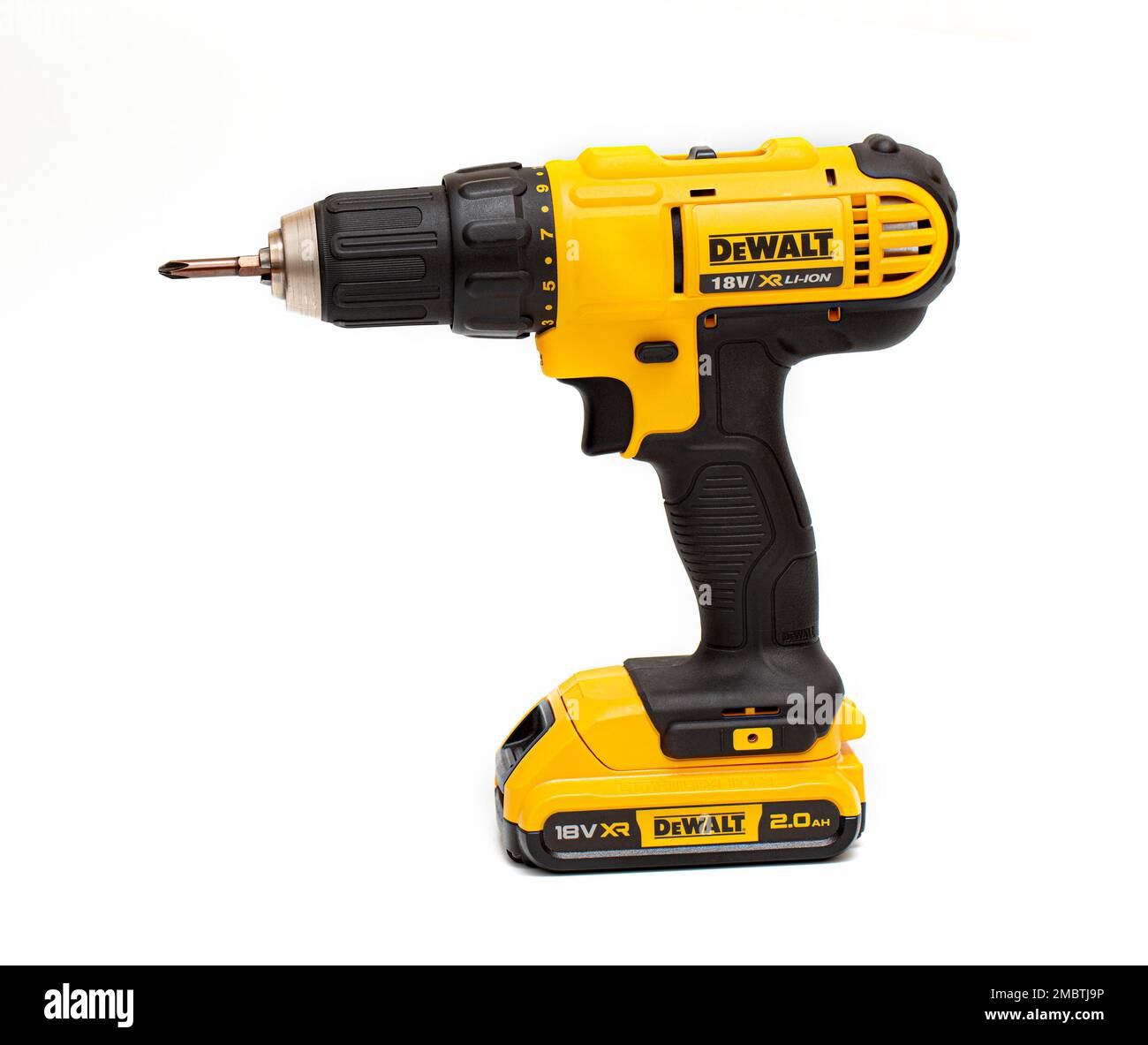 Chisinau, Moldova 18 février 2022:DeWalt perceuse-visseuse électrique sans fil isolée sur fond blanc, outil de réparation de maison professionnel. Banque D'Images