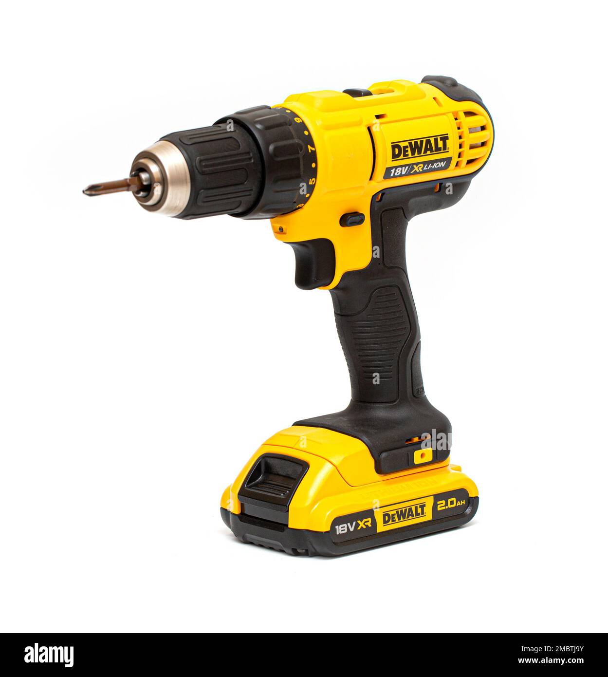 Chisinau, Moldova 18 février 2022:DeWalt perceuse-visseuse électrique sans fil isolée sur fond blanc, outil de réparation de maison professionnel. Banque D'Images