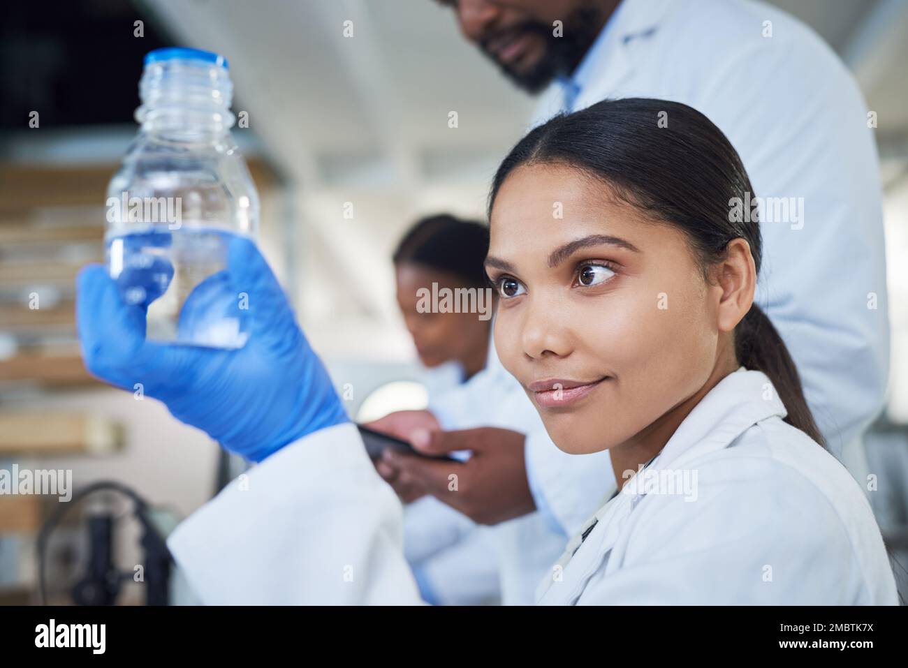 Ce n'est pas un miracle, sa pure science non filtrée. une jeune scientifique effectuant des recherches avec son équipe dans un laboratoire. Banque D'Images