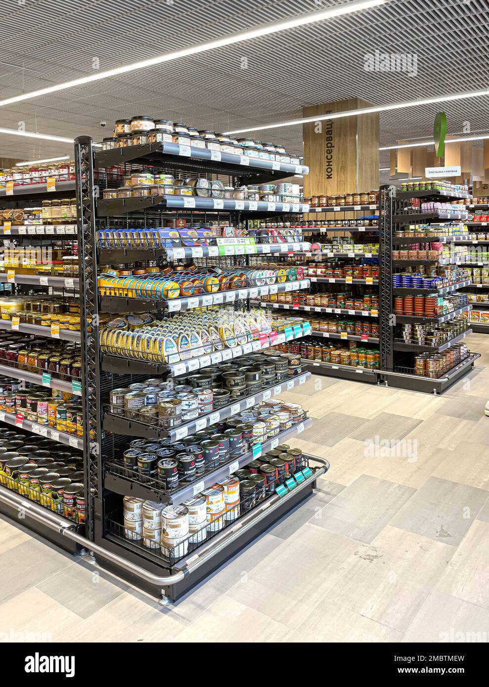 Anapa, Russie 28 avril 2022: Étagères dans la salle commerciale du supermarché Tabris Banque D'Images