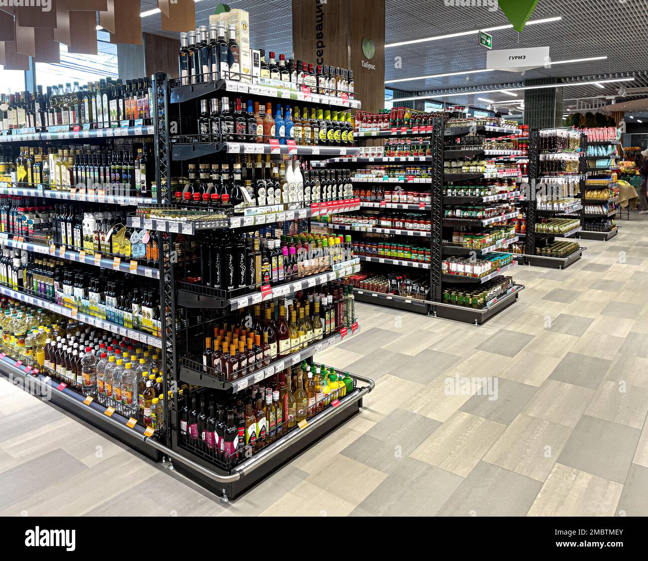Anapa, Russie 28 avril 2022: Étagères dans la salle commerciale du supermarché Tabris Banque D'Images