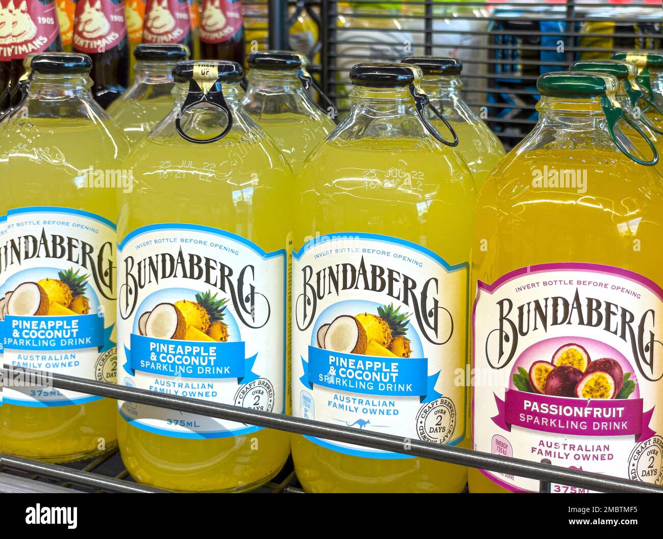 Anapa, Russie 28 avril 2022:Bundaberg bouteilles de boissons brassées sur les étagères dans le supermarché Banque D'Images