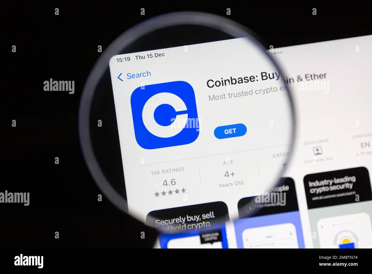 Ostersund, Suède - 15 décembre 2022 : application Coinbase sous une loupe. Coinbase est une société américaine qui exploite un plateau d'échange de crypto-monnaies Banque D'Images