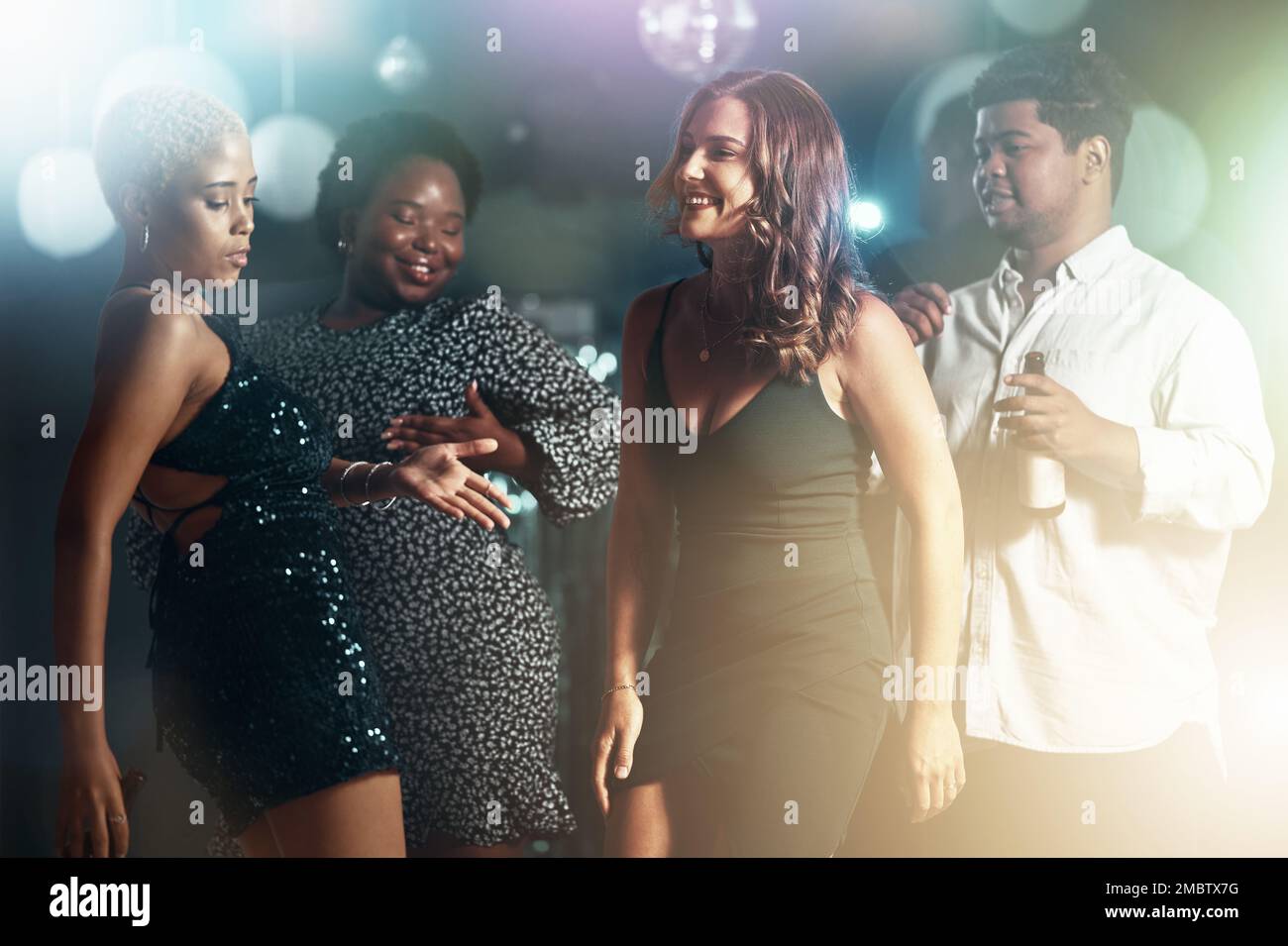 Les gens, la diversité ou la danse sur la piste de danse dans la fête, la discothèque ou bokeh disco pour la fête d'anniversaire. Sourire, heureux ou danseur amis de collage Banque D'Images
