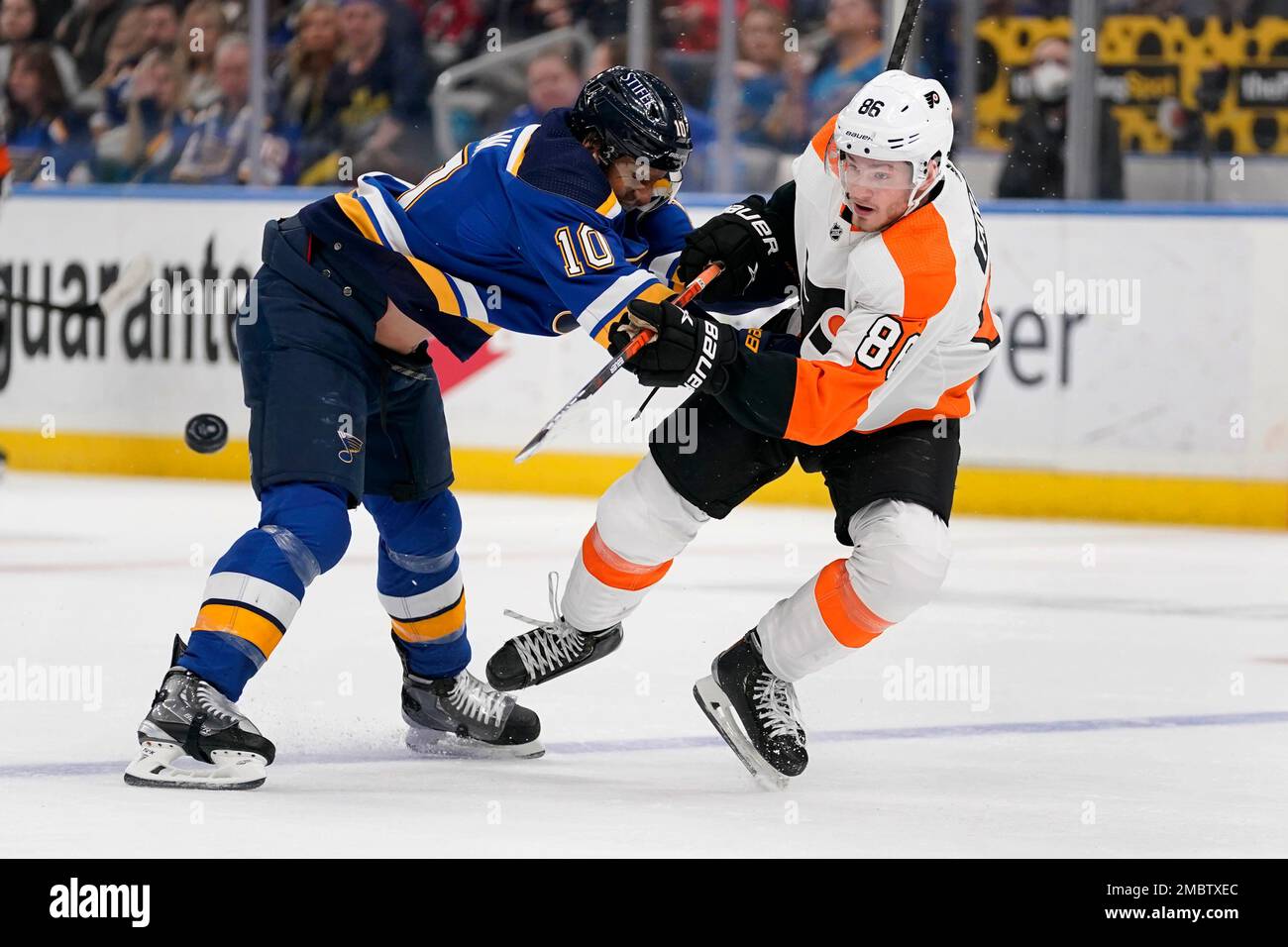 Philadelphia Flyers' Joel Farabee (86) passes as he is hit by St. Louis Blues' Brayden Schenn (10) during the first period of an NHL hockey game Thursday, March 24, 2022, in St. Louis. (AP Photo/Jeff Roberson) Banque D'Images