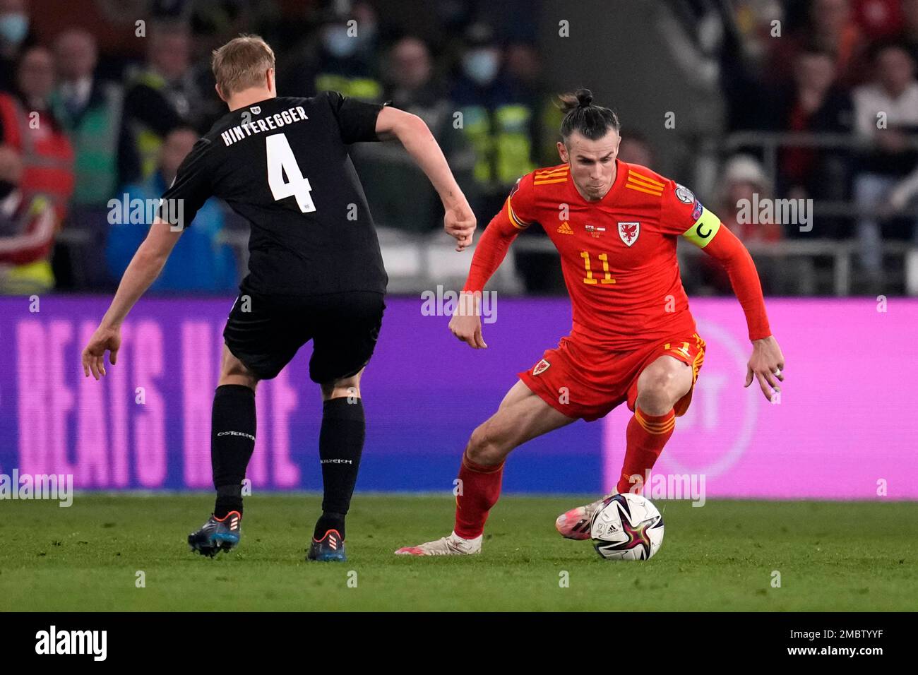 Wales' Gareth Bale, right, controls the ball as Austria's Xaver Schlager defends during the World Cup 2022 playoff soccer match between Wales and Austria at Cardiff City stadium, in Cardiff, Britain, Thursday, March 24, 2022. (AP Photo/Matt Dunham) Banque D'Images