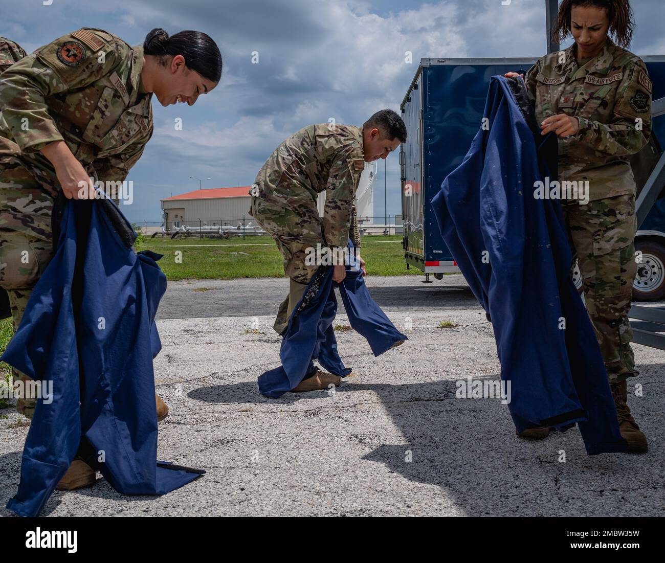 Les aviateurs affectés au groupe médical 6th ont mis en combinaison lors d'une visite d'immersion avec le groupe d'entretien 6th à la base aérienne de MacDill, Floride, 22 mai 2022. Au cours de la visite, le personnel médical a effectué des opérations réelles que les aviateurs d'entretien endurent quotidiennement, les aidant à comprendre les difficultés physiques qu'ils endurent dans l'exécution de leurs tâches. Banque D'Images