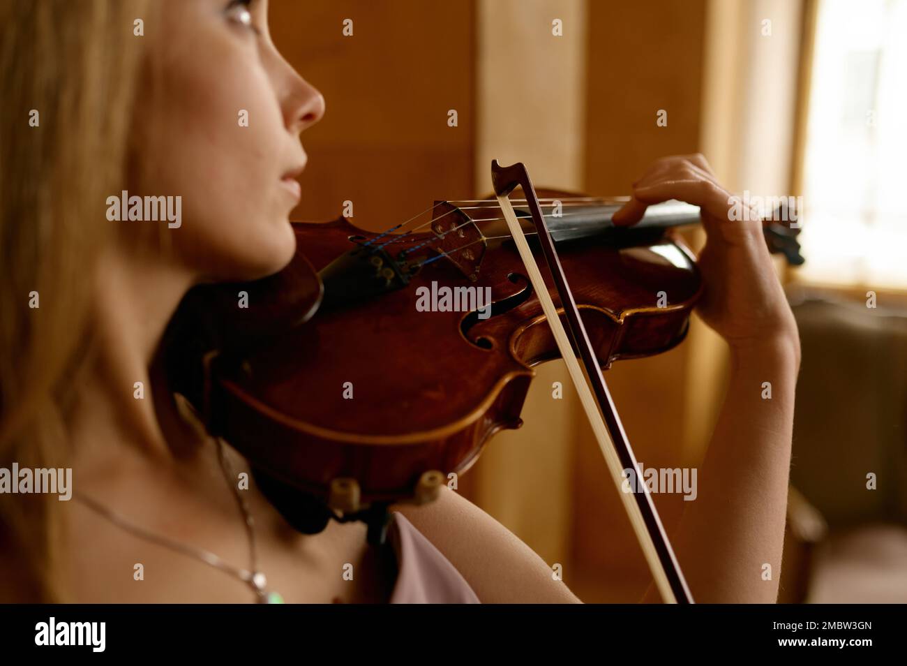 Belle jeune femme jouant du violon, gros plan Banque D'Images