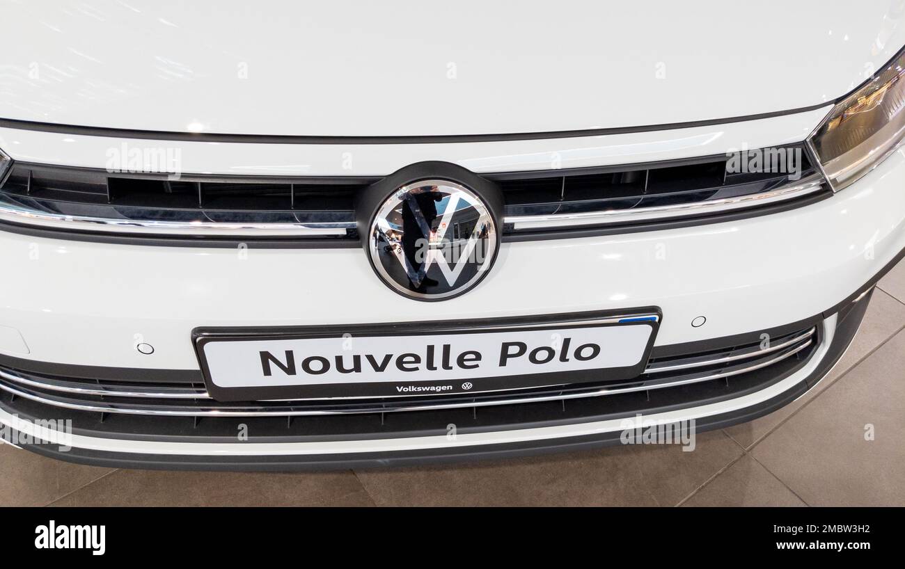 Bordeaux , Aquitaine France - 01 18 2023 : Volkswagen polo logo marque et texte signe police nouvelle voiture compacte Banque D'Images