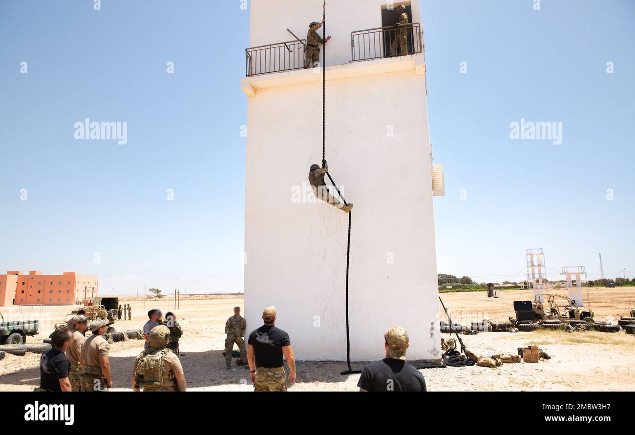 ÉTATS-UNIS Les soldats des forces spéciales de l'armée, ainsi que les opérations spéciales royales marocaines et tunisiennes, effectuent un entraînement rapide sur corde lors de l'exercice Lion africain 2022 à Tifnit Maroc, en Afrique, sur 22 juin 2022. AL22 correspond aux États-Unis Le plus grand exercice annuel combiné, conjoint, du Commandement de l'Afrique organisé par le Maroc, le Ghana, le Sénégal et la Tunisie, 6 juin - 30. Plus de 7 500 participants de 28 pays et de l'OTAN s'entraînent ensemble en mettant l'accent sur l'amélioration de la préparation des forces américaines et des pays partenaires. AL22 est un exercice commun de tous les domaines, multi-composants et multinational, employant une gamme complète de mi Banque D'Images