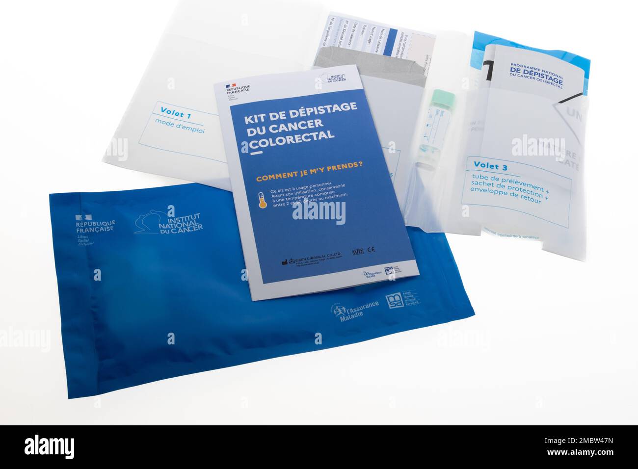 Bordeaux , Aquitaine France - 01 18 2023 : Dépistage du cancer colorectal autonome Kit de dépistage du cancer colorectal échantillon de test médical avec papier f Banque D'Images
