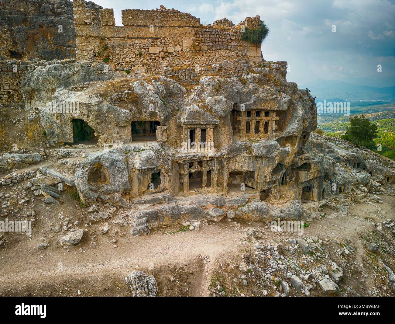 Vue sur les ruines et les tombes de Tlos, une ancienne ville lycienne près de la ville de Seydykemer, Mugla, Turquie. Banque D'Images