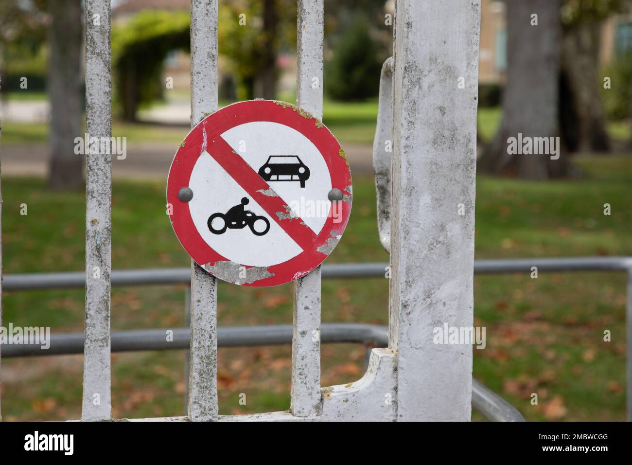 Moto et voiture interdit signalisation routière pas de moto auto pas de  panneau de parking rouge blanc porte rue Photo Stock - Alamy