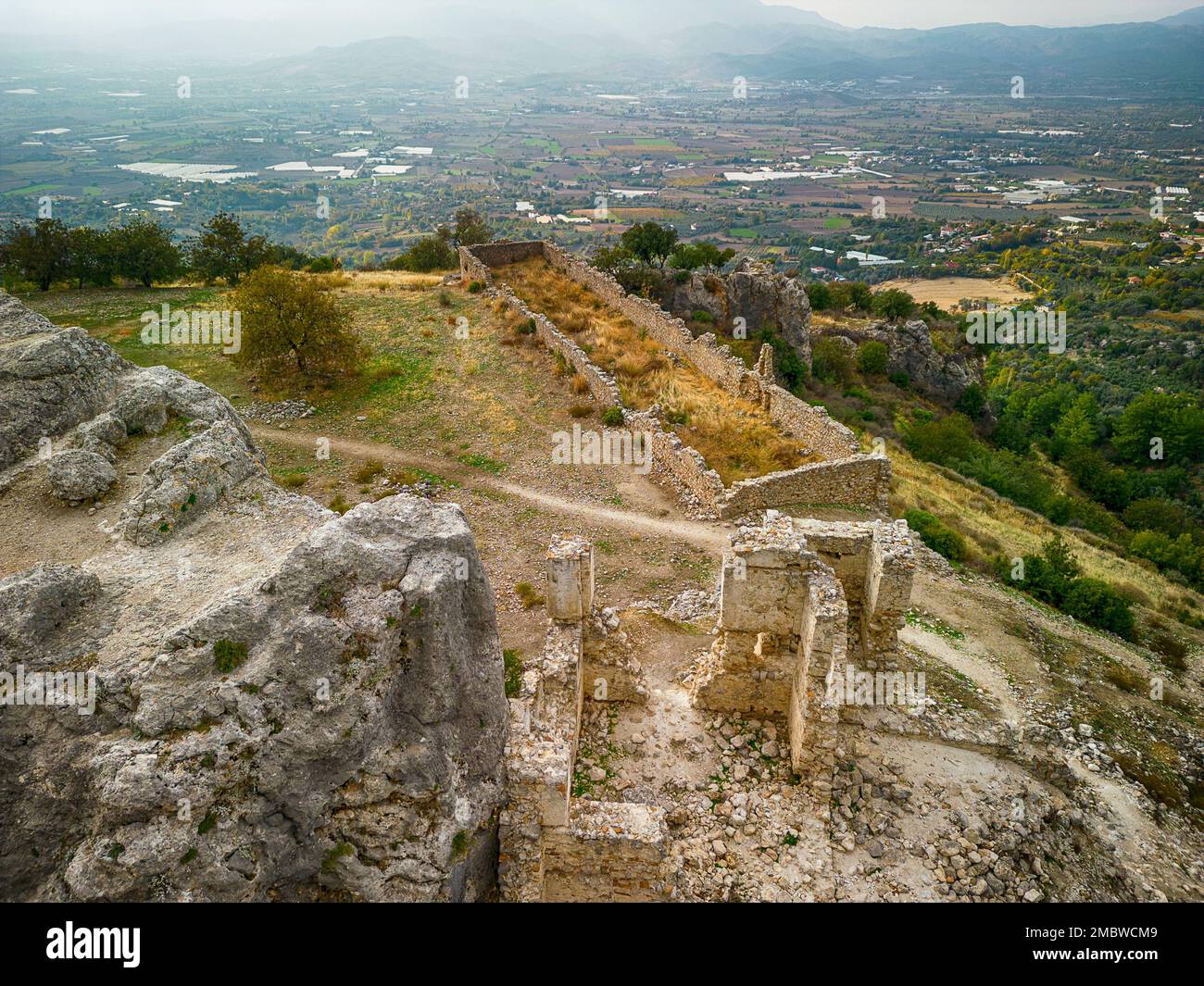 Vue sur les ruines et les tombes de Tlos, une ancienne ville lycienne près de la ville de Seydykemer, Mugla, Turquie. Banque D'Images