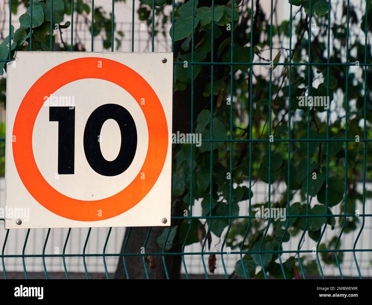 limite de vitesse de 10 km/h 10mph voiture km/h panneau de signalisation routière sur la rue ville sur la route de la ville Banque D'Images