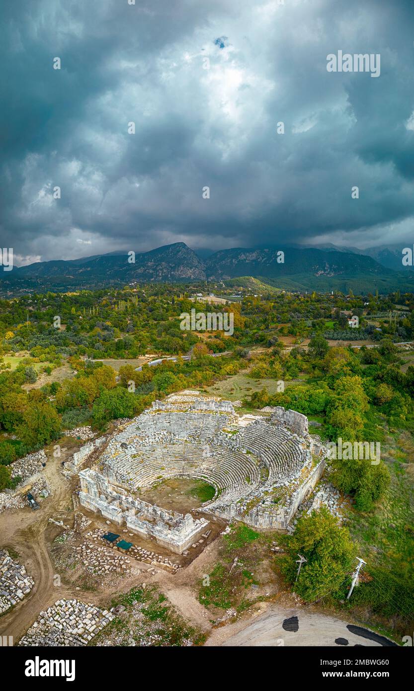 Vue sur les ruines et les tombes de Tlos, une ancienne ville lycienne près de la ville de Seydykemer, Mugla, Turquie. Banque D'Images
