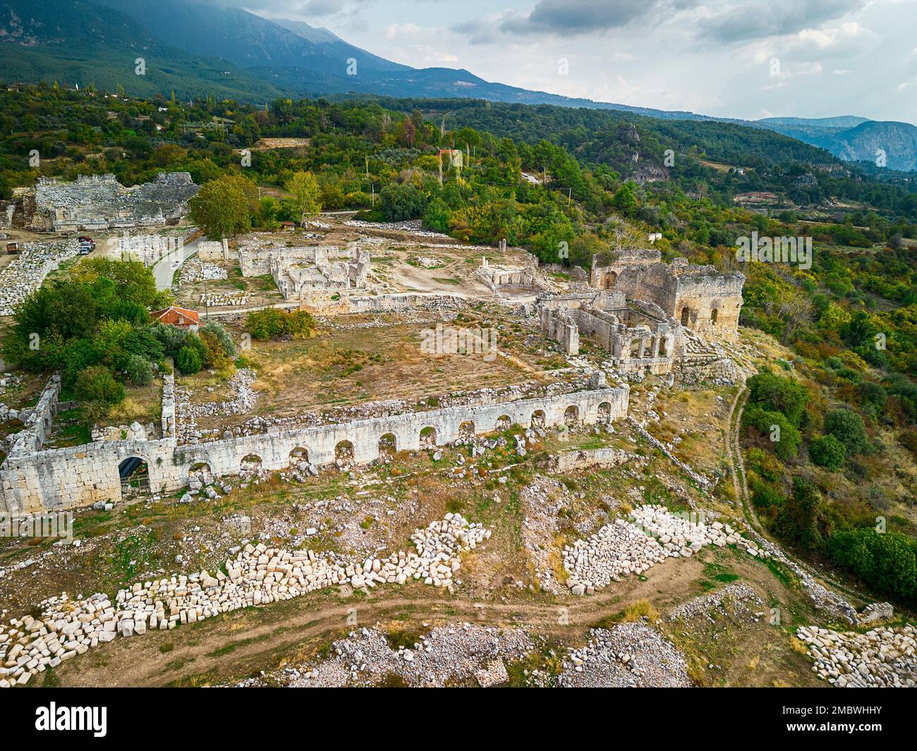 Vue sur les ruines et les tombes de Tlos, une ancienne ville lycienne près de la ville de Seydykemer, Mugla, Turquie. Banque D'Images