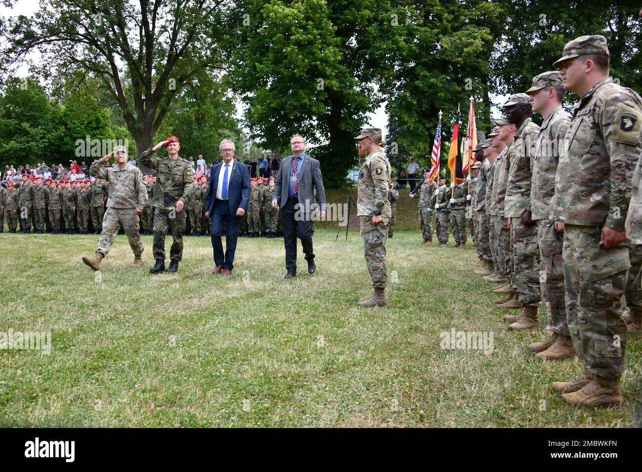 Le commandant du bataillon de soutien au combat de 18th, États-Unis Le lieutenant-colonel John R. Abella de l’armée, premier plan à gauche, et des représentants de l’armée allemande et des communautés locales inspectent les troupes sur le terrain au cours d’un événement d’assermentation des recrues de l’armée allemande et de la cérémonie de partenariat de quinze ans du bataillon avec la communauté de Freihung, en Allemagne, au 22 juin 2022. Banque D'Images