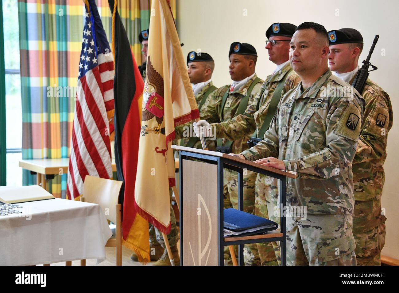 Le commandant du bataillon de soutien au combat de 18th, États-Unis Le lieutenant-colonel John R. Abella de l'armée, premier plan à droite, parle au public lors d'une célébration de quinze ans de partenariat entre le bataillon et la communauté de Freihung, en Allemagne, au 22 juin 2022. Banque D'Images