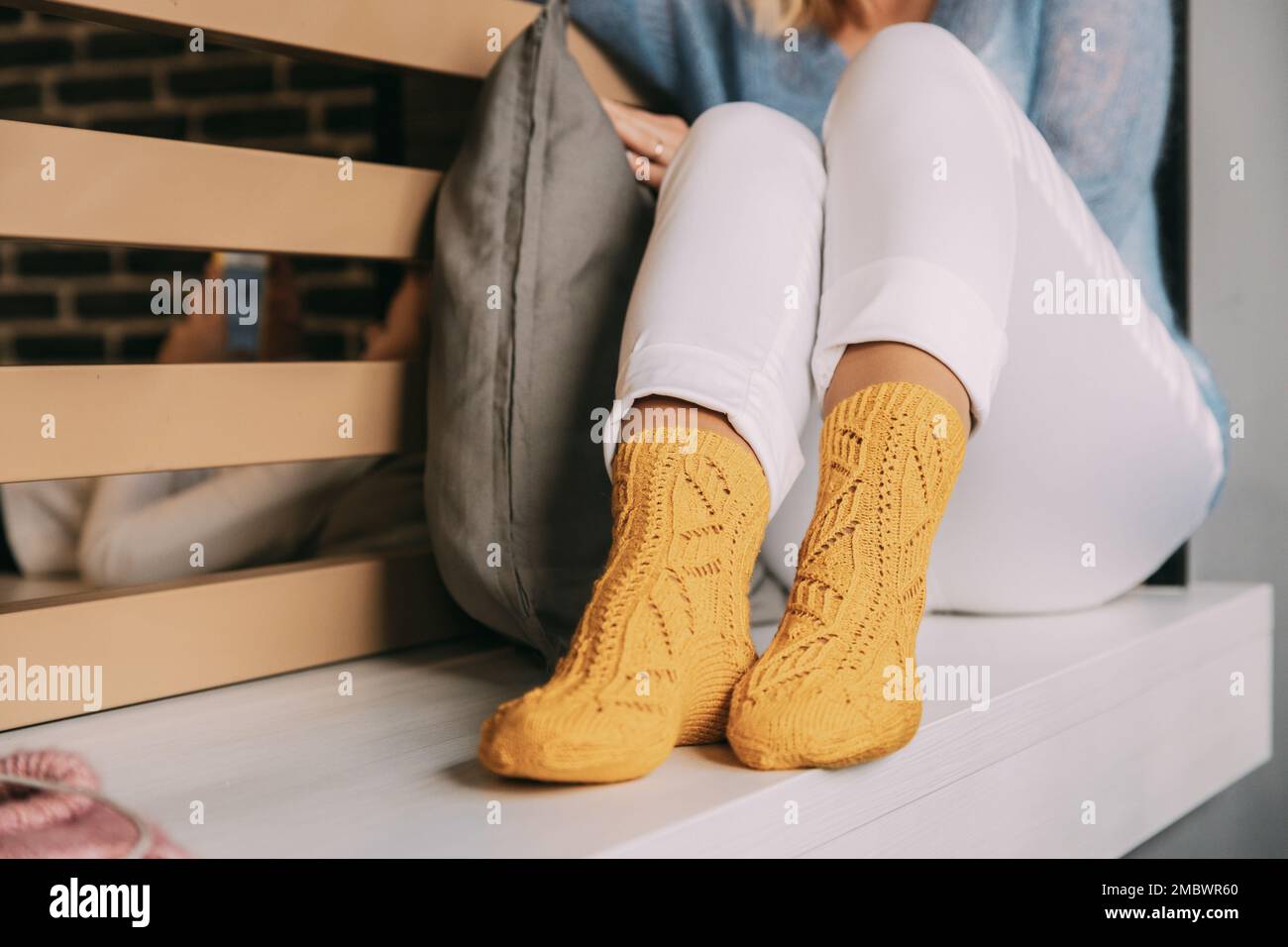 Confortable femme confortable en laine tricotée jaune hiver chaussettes, whi Banque D'Images