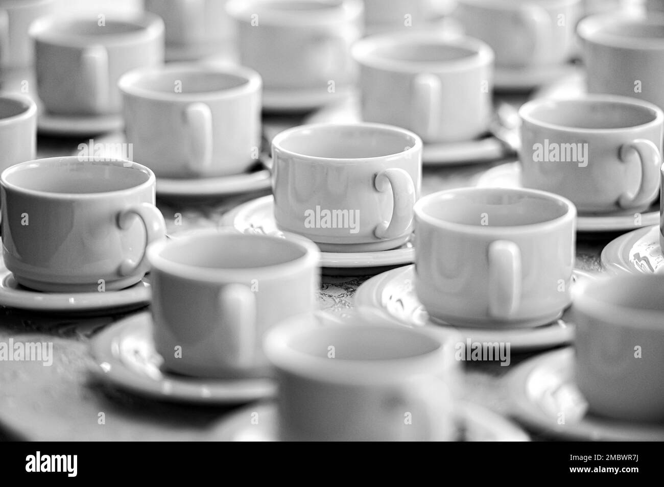 arrière-plan abstrait de nombreuses rangées de tasses de café ou de thé, foyer sélectif Banque D'Images