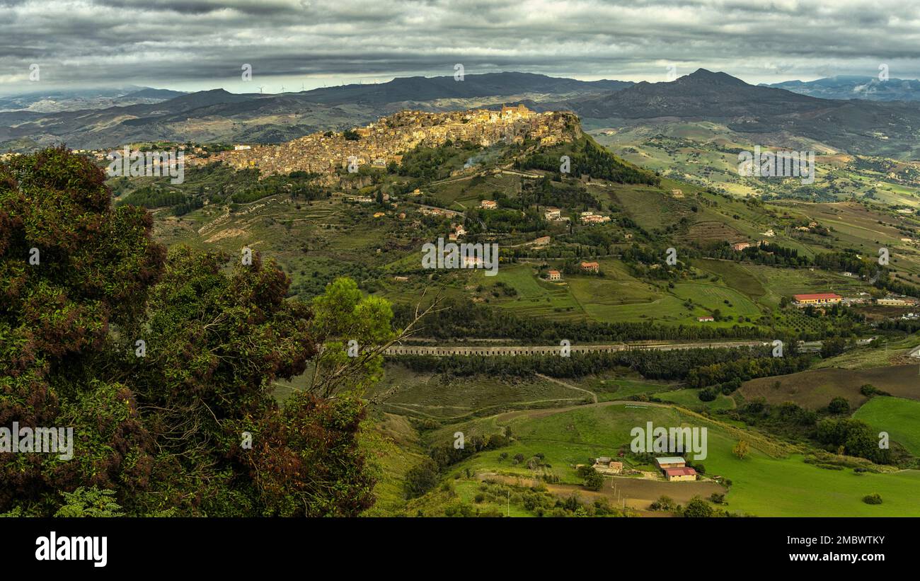 Panorama du village sicilien de Calascibetta avec montagnes et paysage verdoyant. La ville arabe historique est située sur la colline. Calascibetta, Enna Banque D'Images
