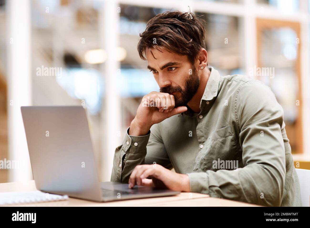Utiliser des approches innovantes et imaginatives de l'entreprise. un jeune homme d'affaires travaillant sur un ordinateur portable dans un bureau. Banque D'Images