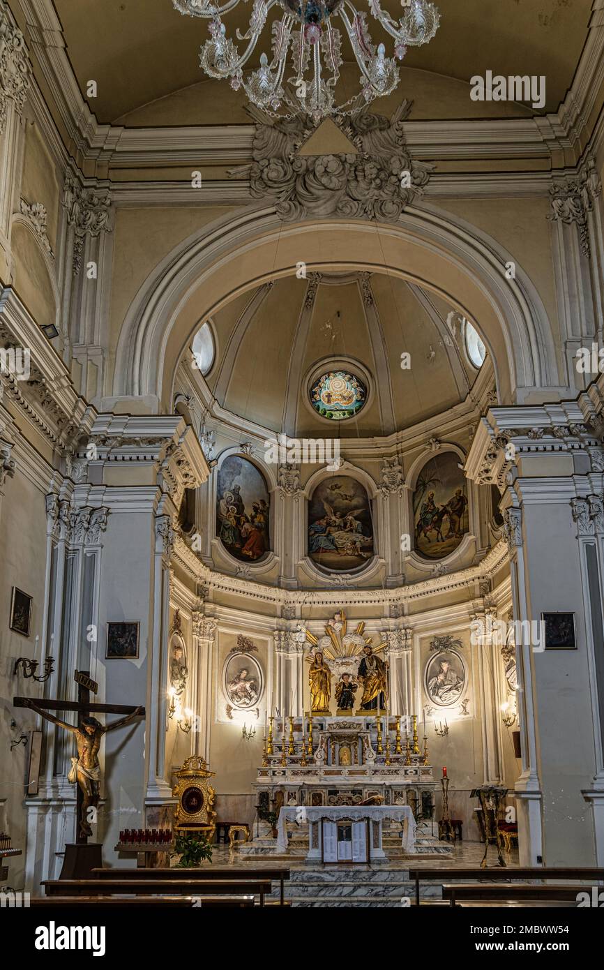 Autel de l'église de San Giuseppe. Sur l'autel, le groupe de statues de la Sainte famille portait en procession. Enna, Sicile, Italie, Europe Banque D'Images