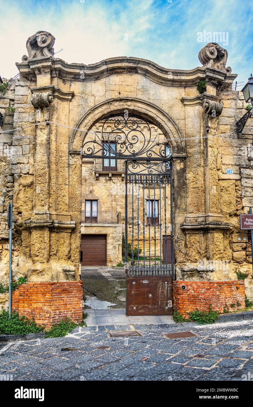 Le Palazzo Pollicarini est une résidence noble et fortifiée, l'imposant portail d'entrée est surmonté d'un cadre élégant. Enna, Sicile, Italie, Europe Banque D'Images