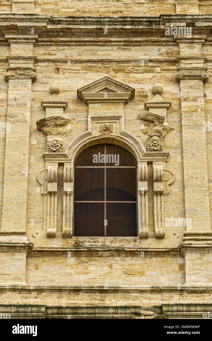 Détails architecturaux avec décorations de la façade principale de la cathédrale d'Enna. Enna, Sicile, Italie, Europe Banque D'Images