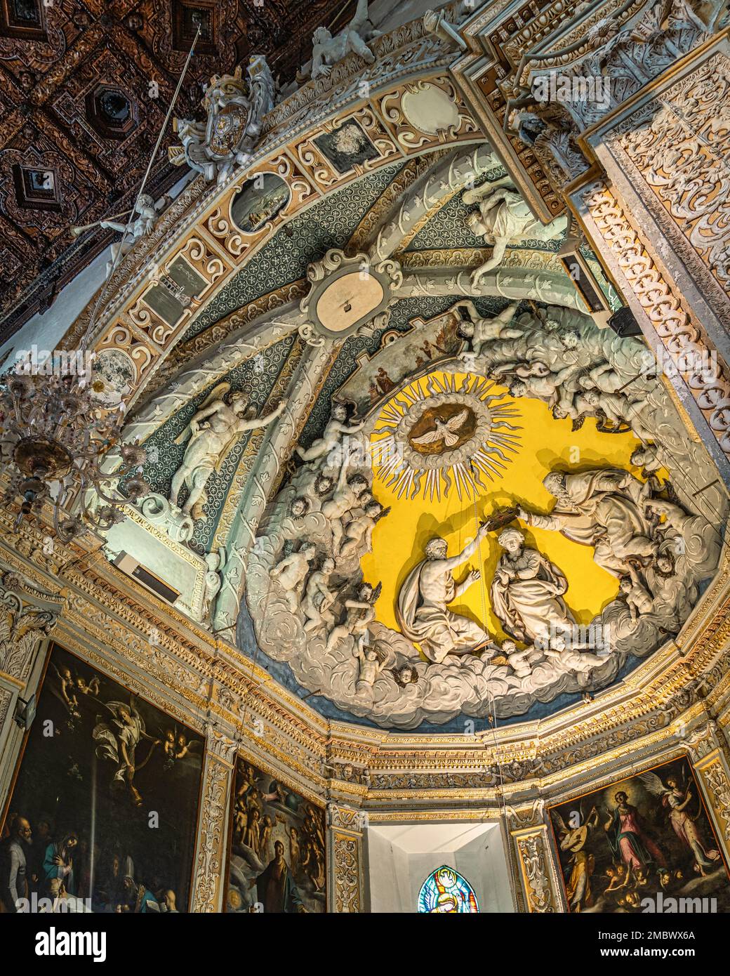 Plafond décoré de l'abside avec un haut relief représentant le couronnement de Marie Reine du ciel par Christ et Dieu le Père. Enna, Sicile, Italie Banque D'Images