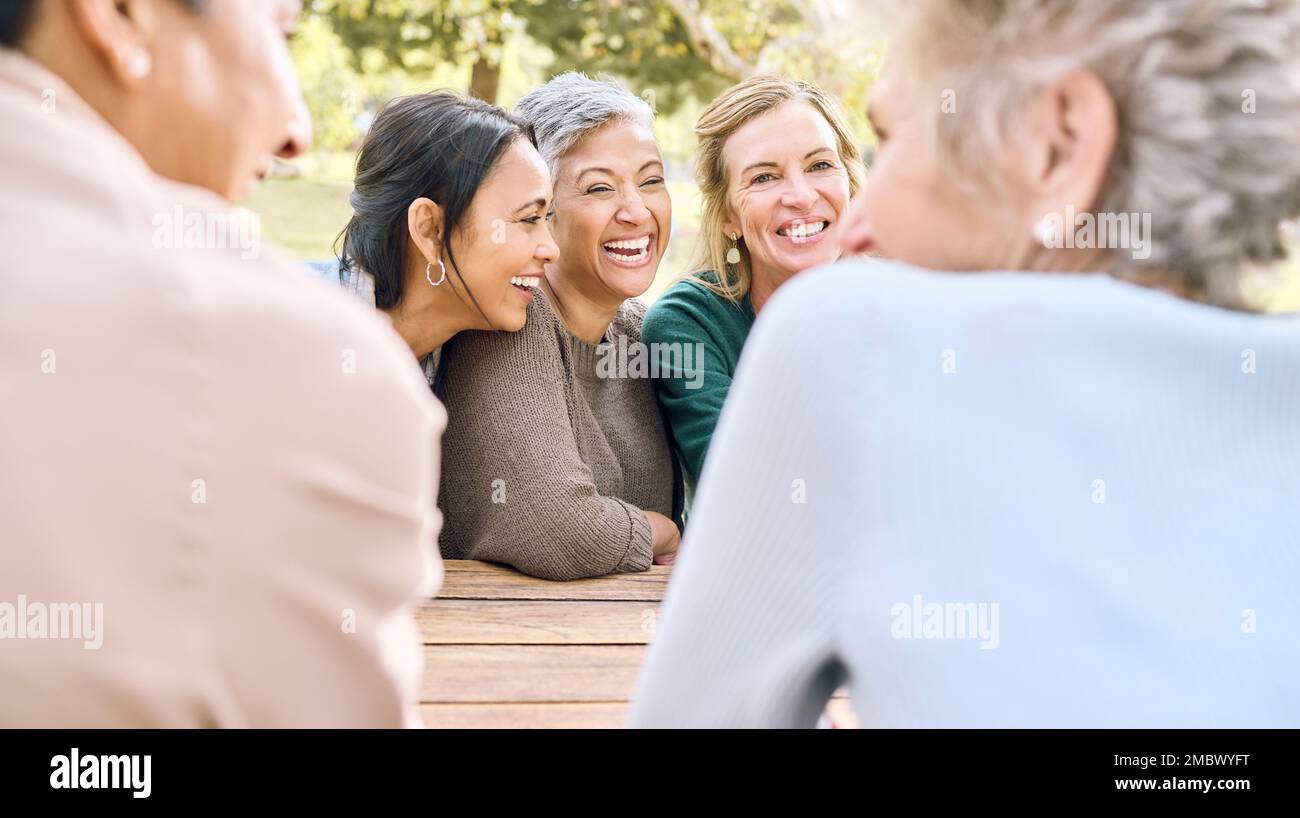Senior, heureux ou amis dans un parc parlant ou parlant de potins drôles tout en relaxant vacances en été. Sourire, personnes âgées ou femmes âgées Banque D'Images