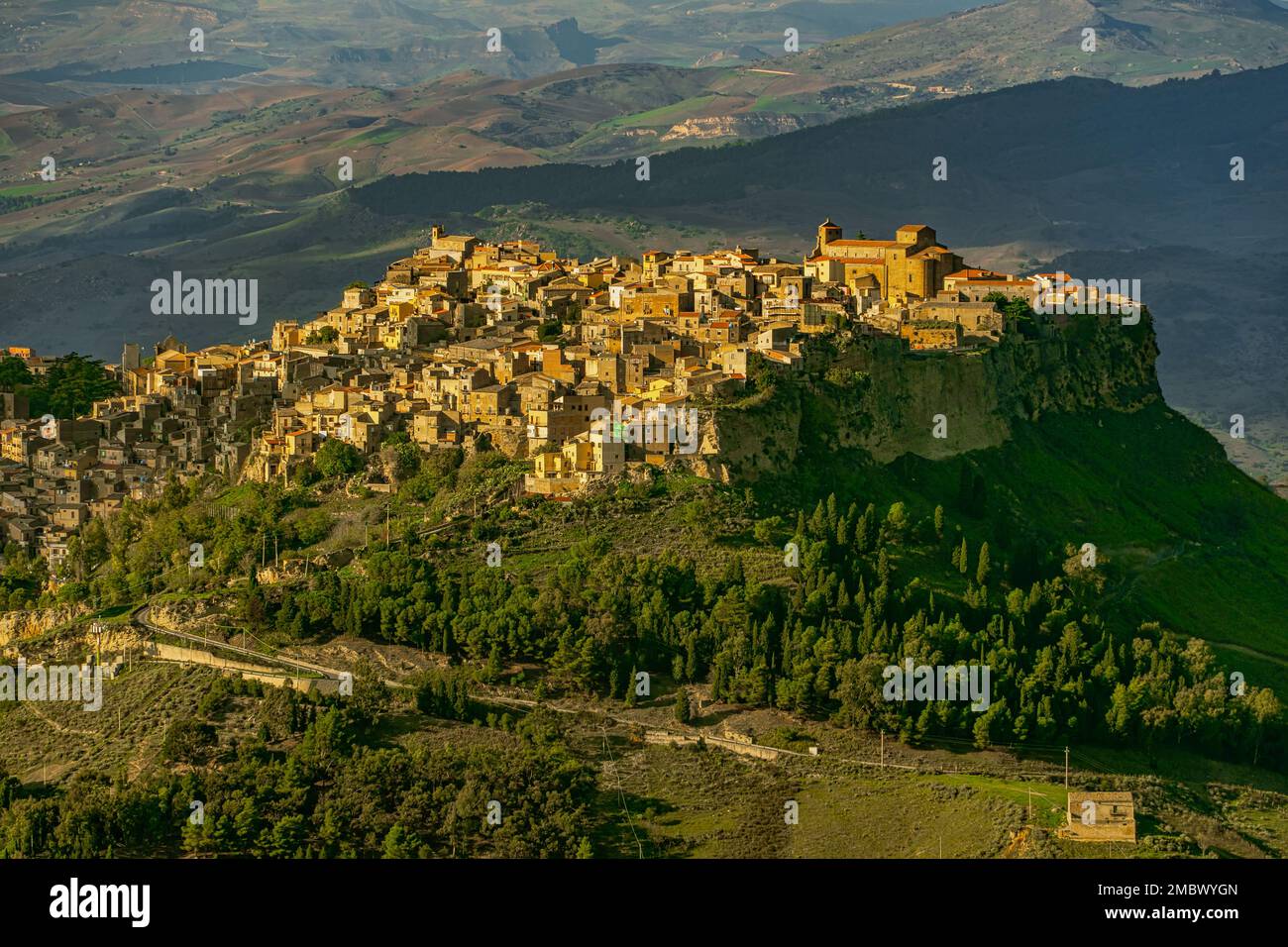 Panorama du village sicilien de Calascibetta avec montagnes et paysage verdoyant. La ville arabe historique est située sur la colline. Calascibetta, Enna Banque D'Images