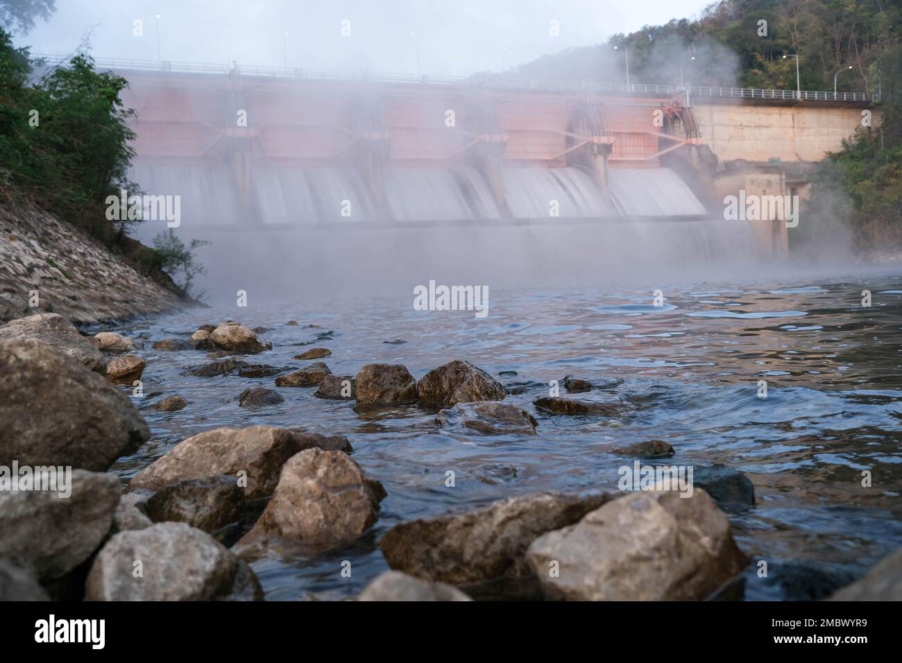 Paysage matinal au barrage de Kiew LOM, Lampang, Thaïlande. Barrage ...