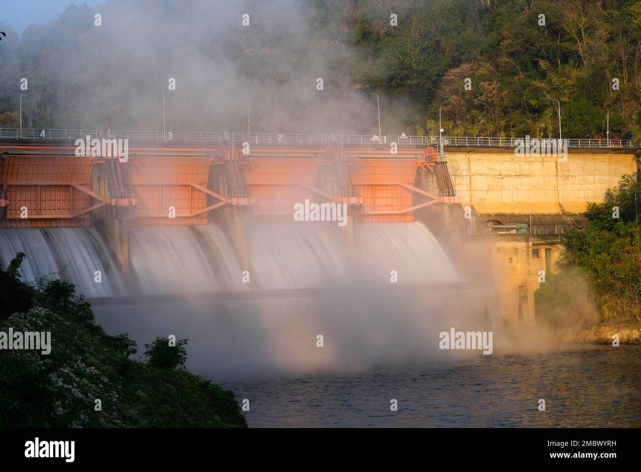Paysage matinal au barrage de Kiew LOM, Lampang, Thaïlande. Barrage ...