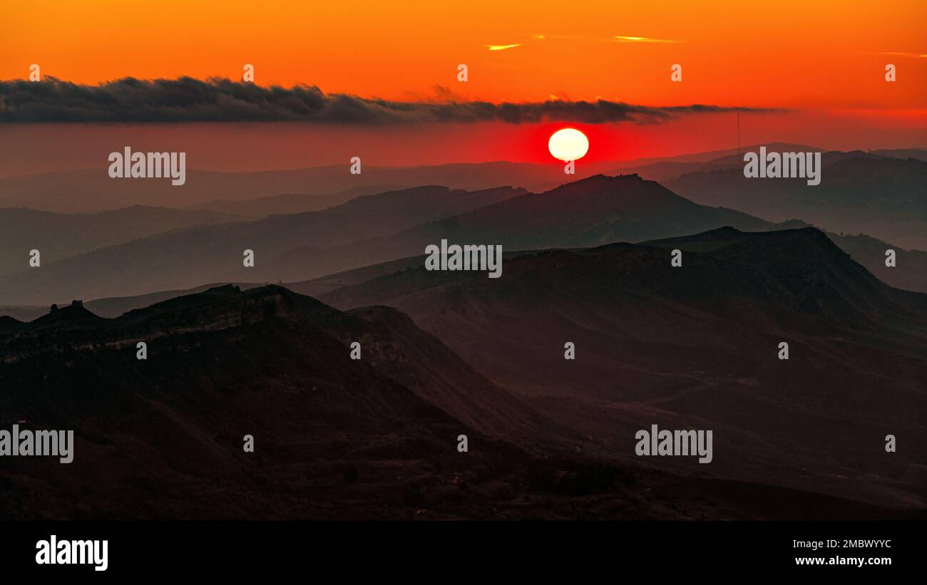 Coucher de soleil sur la chaîne de montagnes Madonie depuis le Belvédère d'Enna. Enna, Sicile, Italie, Europe Banque D'Images