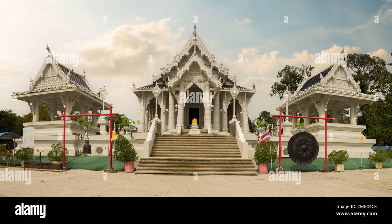 Krabi, Thaïlande. 8 décembre 2022. Wat Kaew Korawaram est un temple bouddhiste. Situé sur une colline au-dessus du centre-ville. Banque D'Images