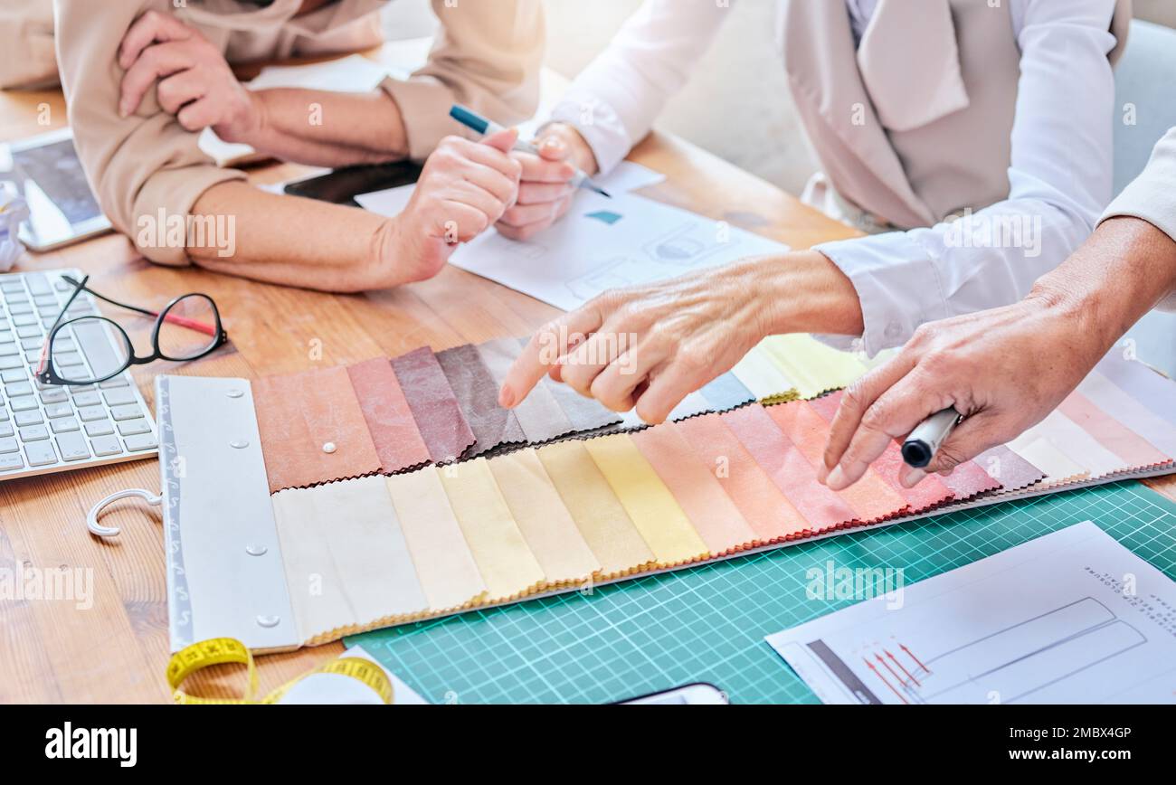 Planification, choix du tissu et mode mains dans le projet créatif, la collaboration et la conception textile. Démarrage, développement et studio, atelier ou Banque D'Images