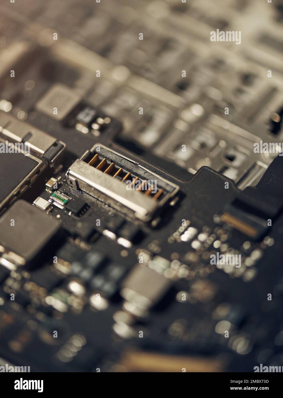 L'efficacité d'un ordinateur commence ici. matériel informatique sur une table. Banque D'Images
